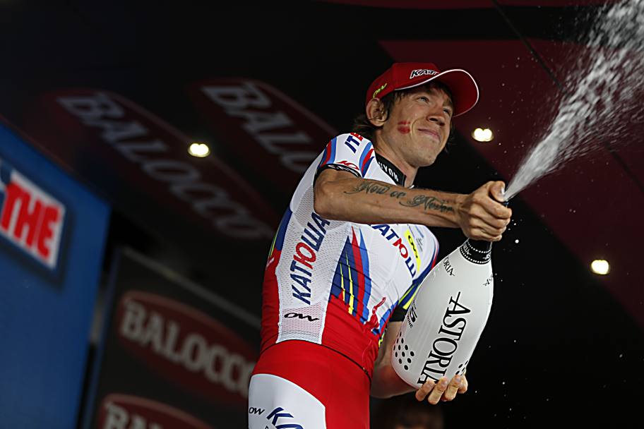 La gioia sul podio di Imola, undicesima tappa del Giro 2015. Bettini